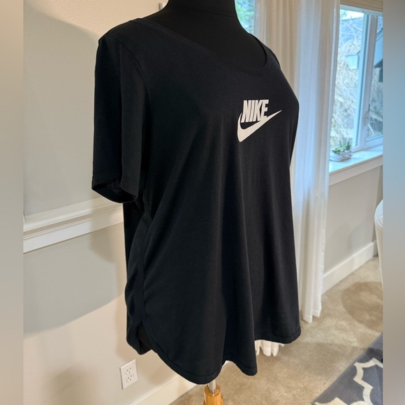 Nike Women's Black Short Sleeve Tee - Picture 2 of 7